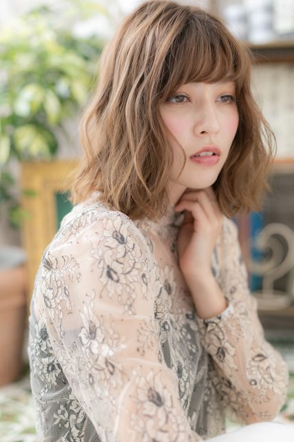 フリンジウェーブくせ毛風前下がりミディ