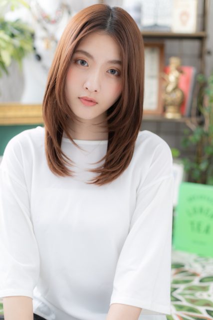 センターパートレッドブラウン小顔セミディ