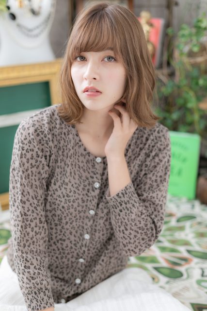 外国人風ベージュ系カラーくびれミディ