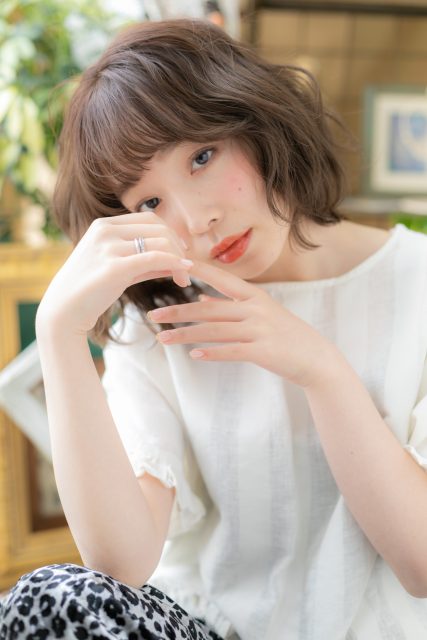 オン眉前下がりくせ毛風レイヤーミディアム