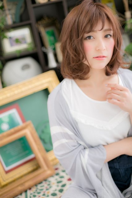 大人ガーリーフェザーバングくせ毛風ミディ