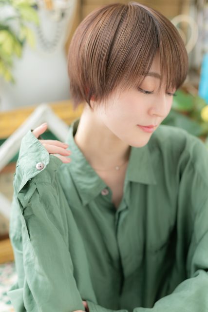 斜めバンググレージュカラー小顔ボブショート