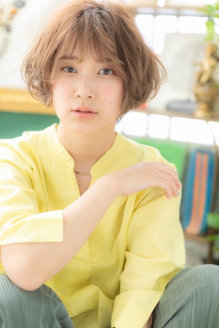 インナーカラー小顔くせ毛風ボブショート