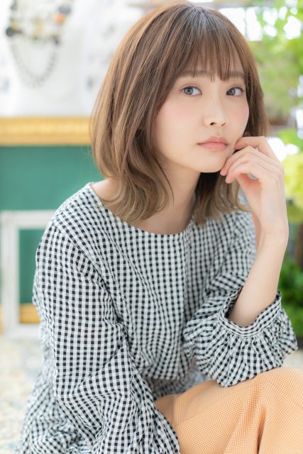 くせ毛風外ハネシースルー前髪大人ハイライト