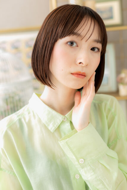 グレージュカラー前下がり切りっぱなしボブ