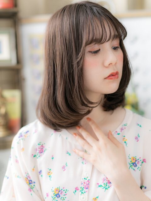 大人可愛いグレーベージュ小顔ボブディ20代30代