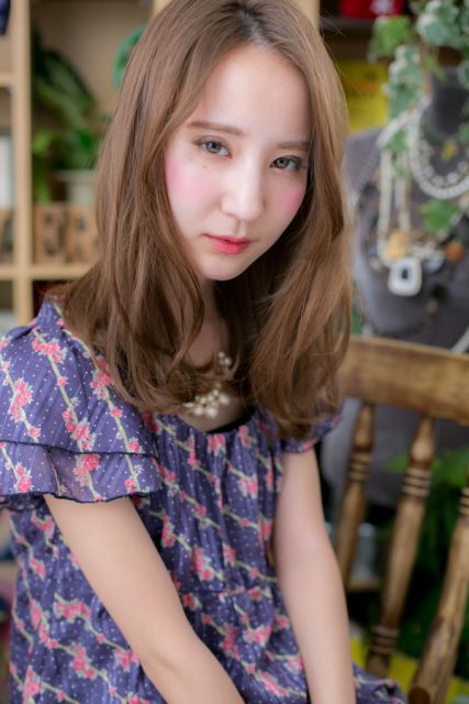 ゆる巻きロングのこなれ女子