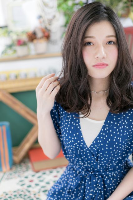 アシンメトリーでこなれ感&#8230;くせ毛風無造作カール