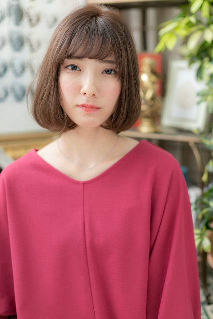 ダークカラー前下がり小顔耳かけ大人ボブ