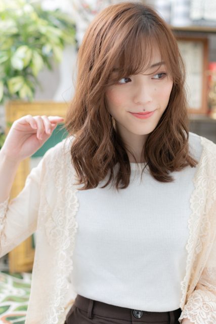 外国人風無造作パーマ抜け感ゆるふわミディ