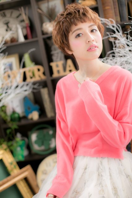 大人かわいいオン眉レトロガーリーショート