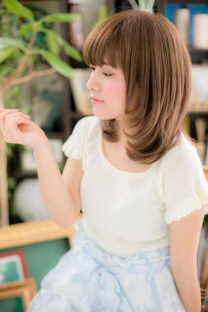 斜めバング暖色系カラー大人可愛いストカール