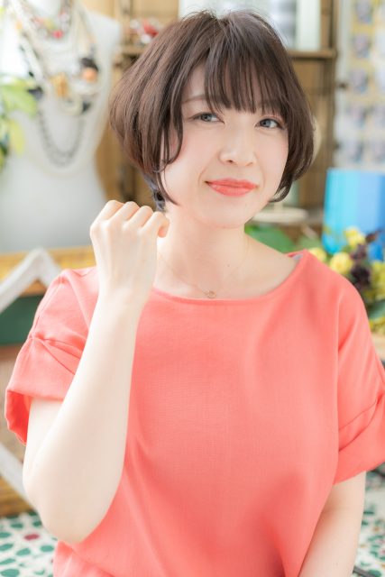 ダークアッシュ斜めバングくせ毛風大人ボブ