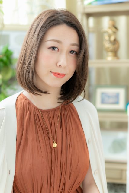 モノトーングレージュ黒髪小顔前下がりボブ