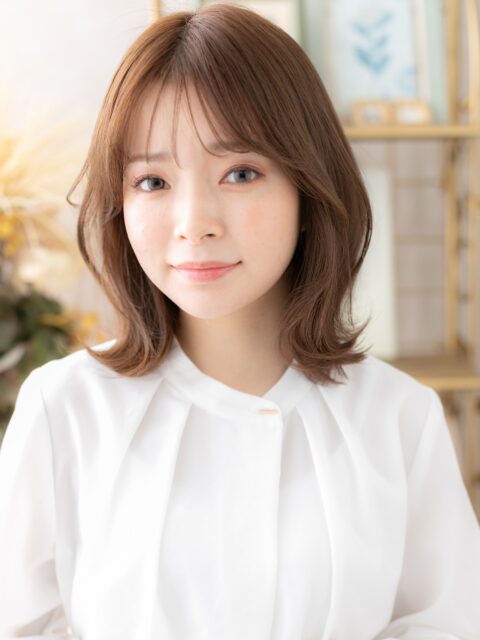 大人可愛い小顔艶感ミルクティーベージュミディ20代30代
