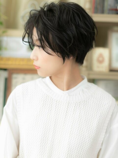 大人可愛いアッシュブラック小顔ショート20代30代