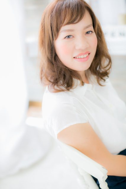 ショートバングが愛らしい♪ゆるふわセミディ