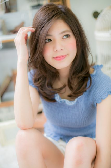 くびれカールの抜け感セミディ