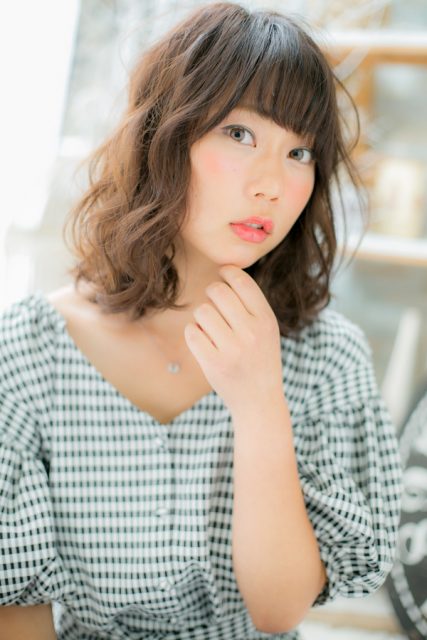 斜めバングの前下がりミディ