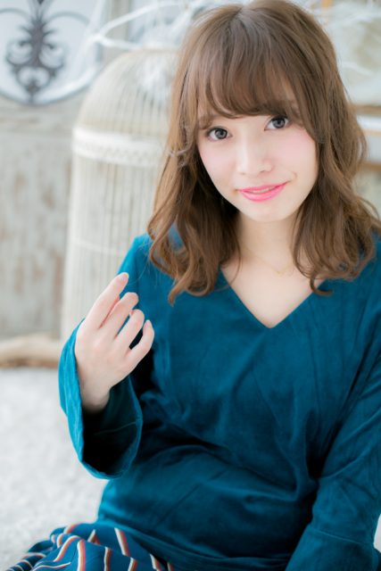 モテ要素たっぷり♪くせ毛風抜け感セミディ