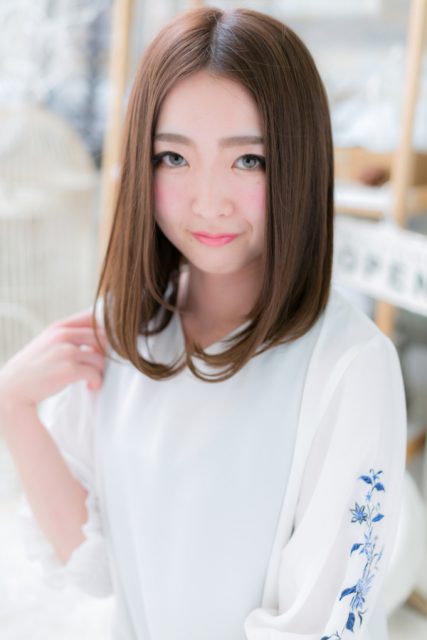 センターパートのツヤツヤワンカールストレート