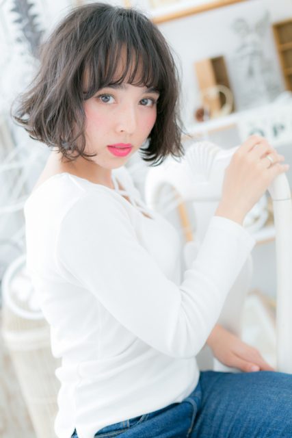 くせ毛風カールの黒髪フェミニンボブ