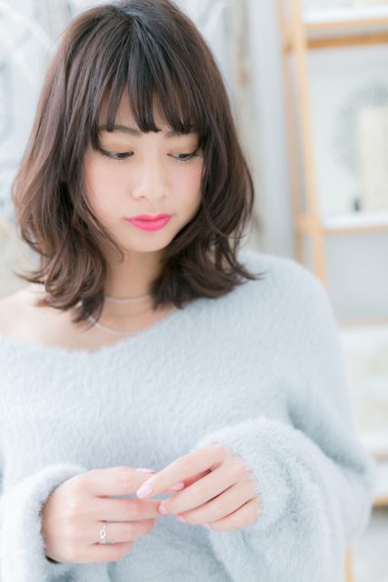 斜めバング×黒髪風♪きゅっとくびれミディ