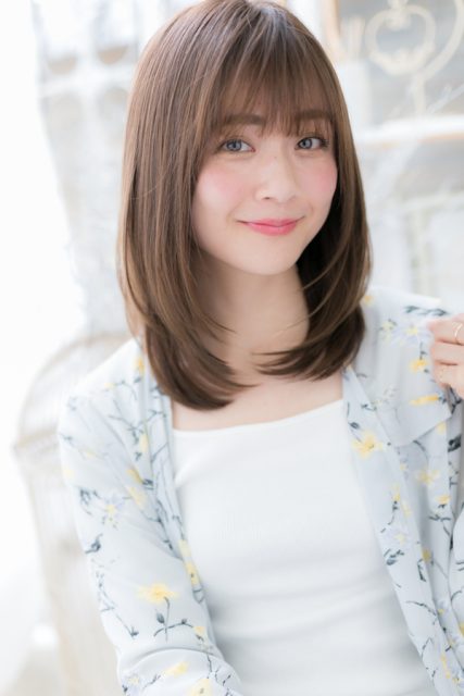 シースルーバングの小顔前下がりセミディ