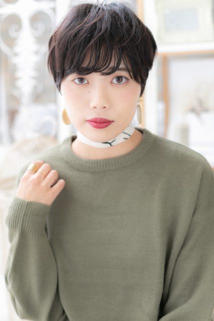 大人かわいい黒髪ふんわりショート