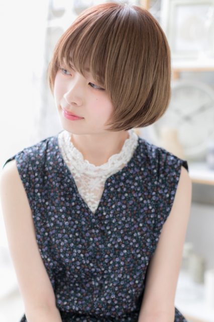 斜めバング×前下がり★透明感ナチュラルショート