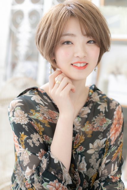 アシンメトリーで美人顔！外国人風前下がりボブ