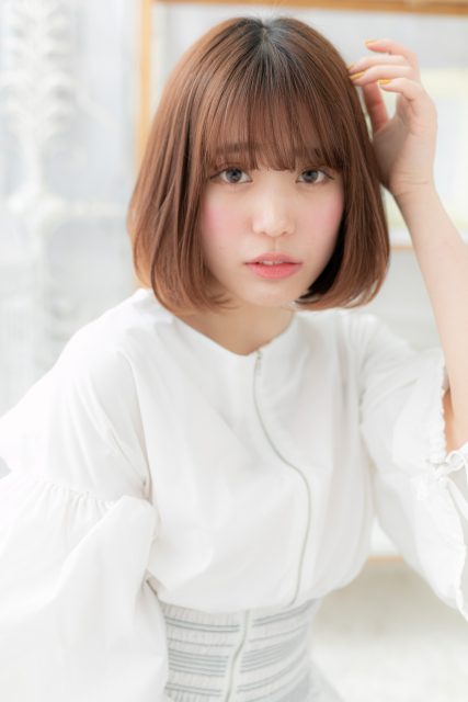 小顔前下がりワンカールボブストレートブ