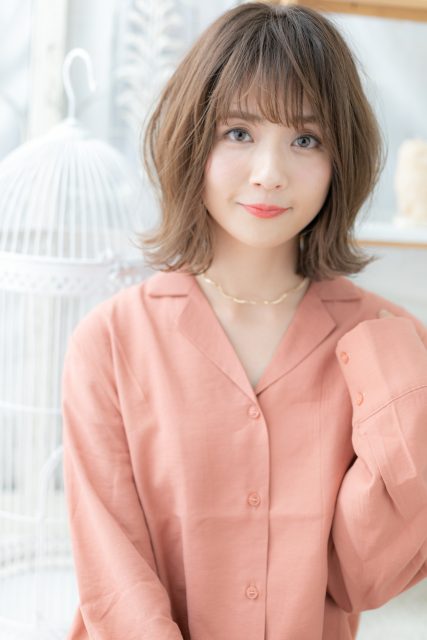 個性的インナーカラーくせ毛風アンニュイボブ