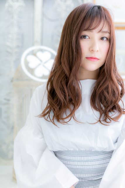 斜めバングピンクカラーゆるくびれ毛先パーマ