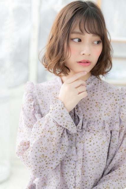 ラベンダー斜めバングくせ毛風小顔ふわミディ