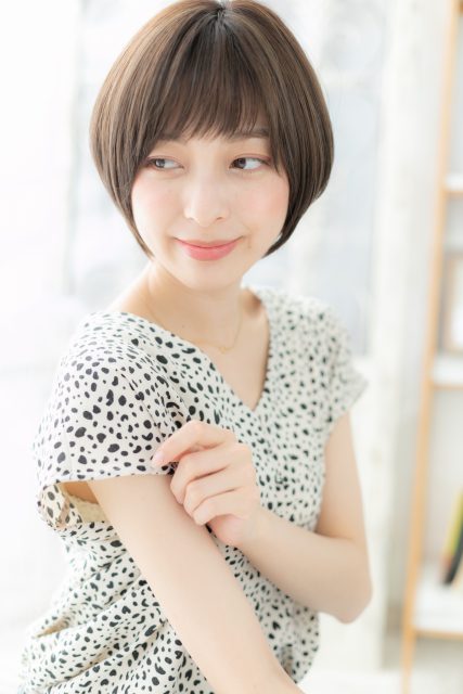 大人かわいいくすみカラー前下がりショート