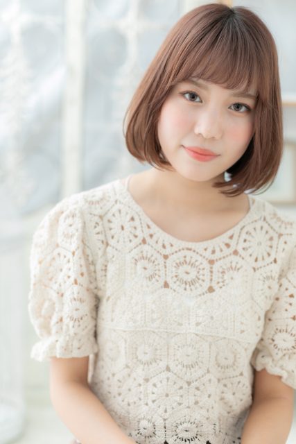 くすみピンク小顔切りっぱなし前下がりロブ