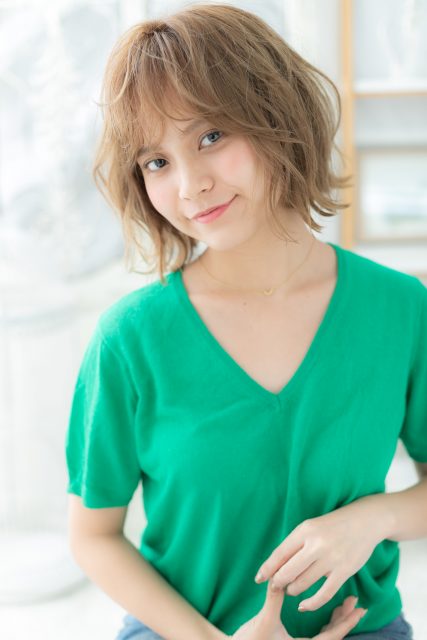 外国人風オリーブカラー前下がり外ハネミディ