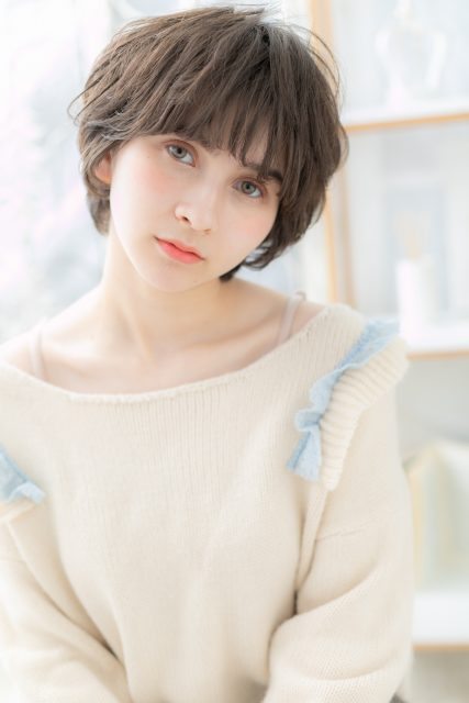 グレージュカラーくせ毛風小顔ボブショート