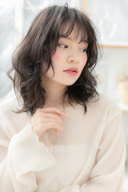黒髪ダークアッシュくせ毛風鎖骨ミディアム