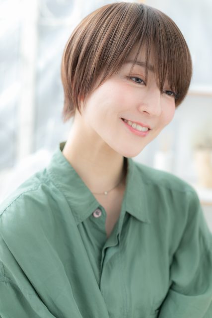 斜めバンググレージュカラー小顔ボブショート