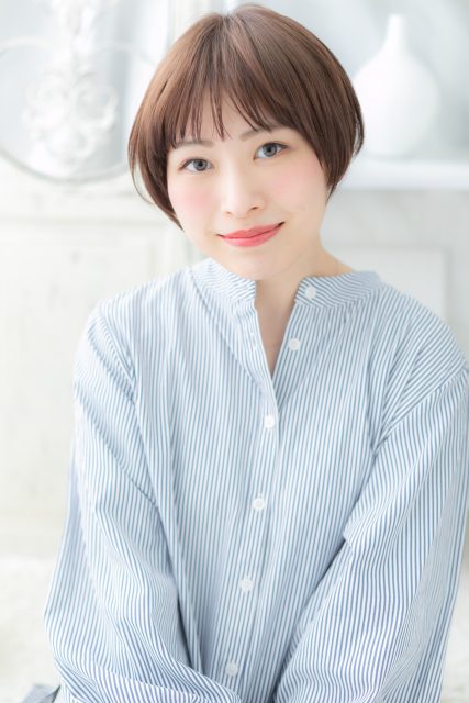ピンクブラウン艶カラー小顔前下がりショート
