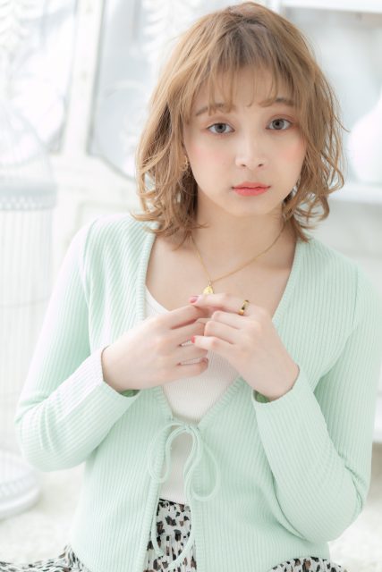 イヤリングカラー小顔くせ毛風くびれミディ