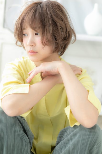 インナーカラー小顔くせ毛風ボブショート