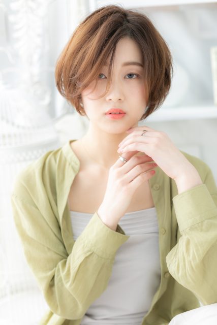 アシンメトリーバレイヤージュ前下がりボブ