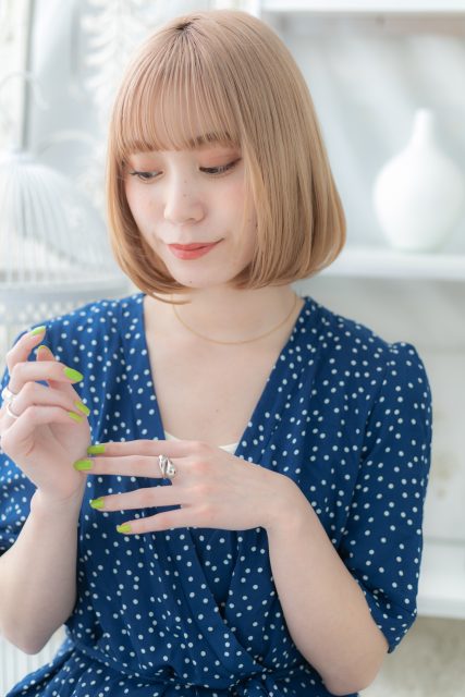 外国人風ハイトーンカラー前下がり大人ボブ