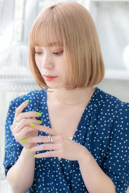 外国人風ハイトーンカラー前下がり大人ボブ