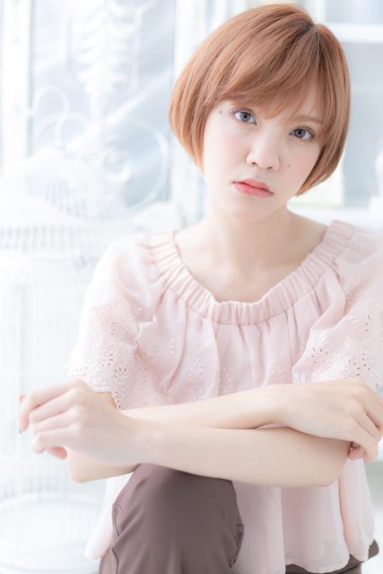 ピンクカラーが大人かわいい前下がりミニボブ