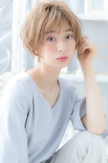 外国人風ハイライト前下がり小顔金髪マッシュ