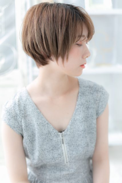 大人ハイライト透け感斜めバングマッシュボブ